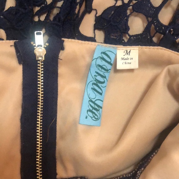 Beautiful lace dress - Picture 3 of 3